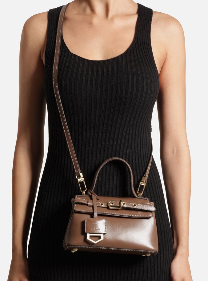 Bolsa Mini com Fivela marrom em uso