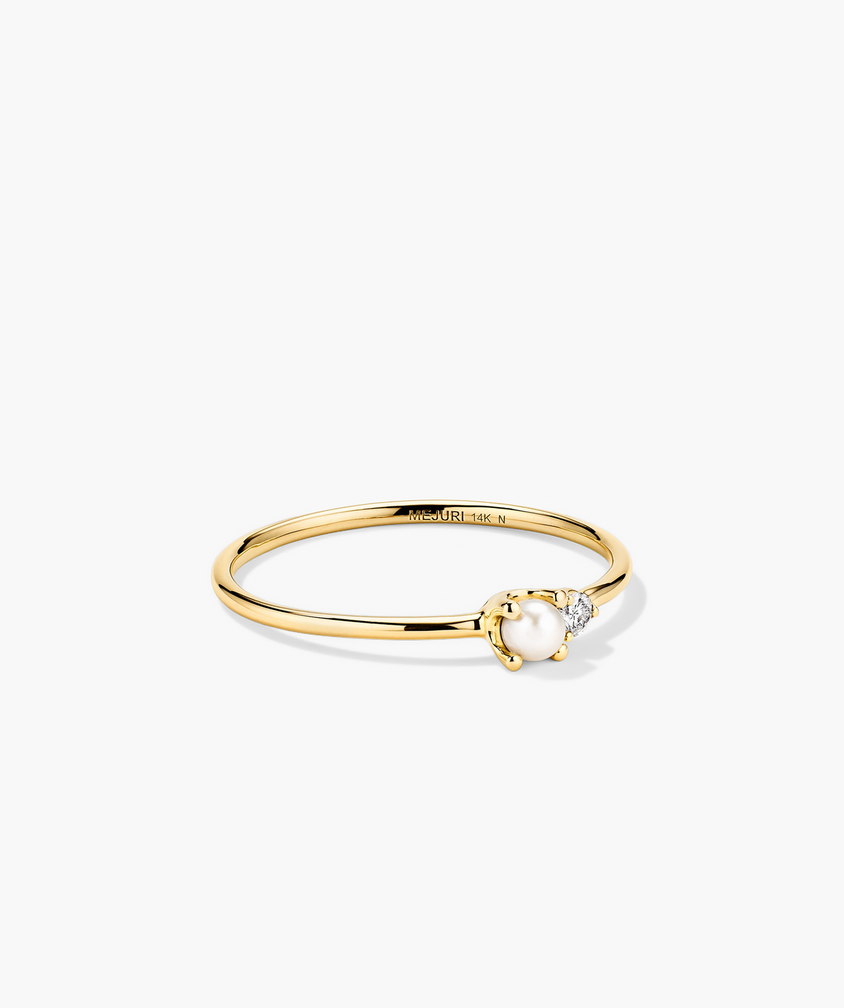 Anel dourado com pérola e zircônias
