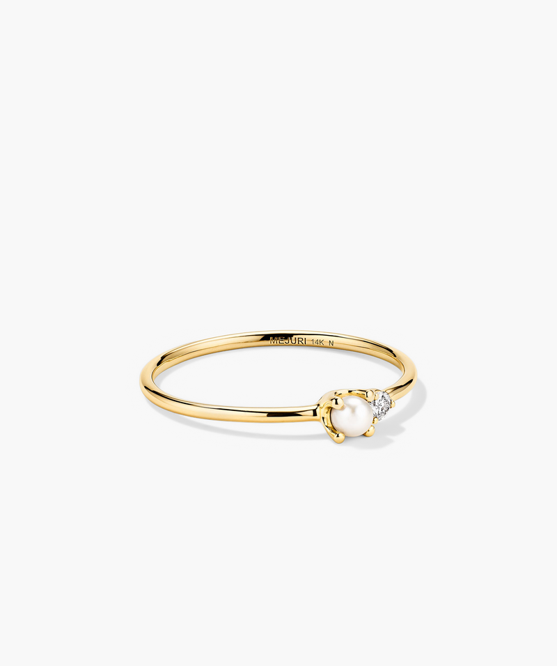 Anel dourado com pérola e zircônias