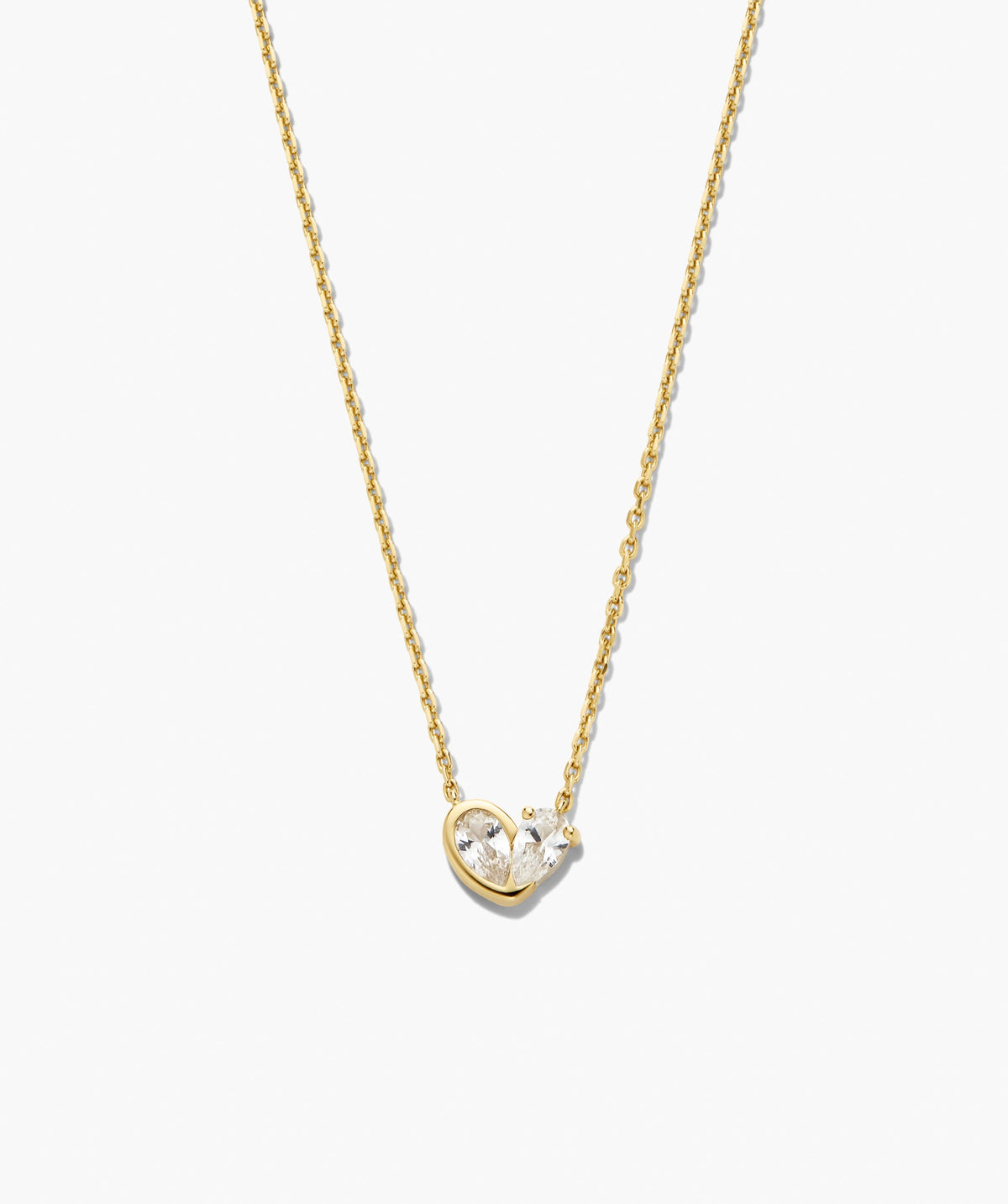 Colar dourado com pingente de coração