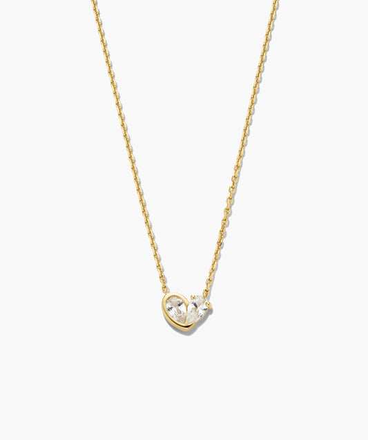 Colar dourado com pingente de coração