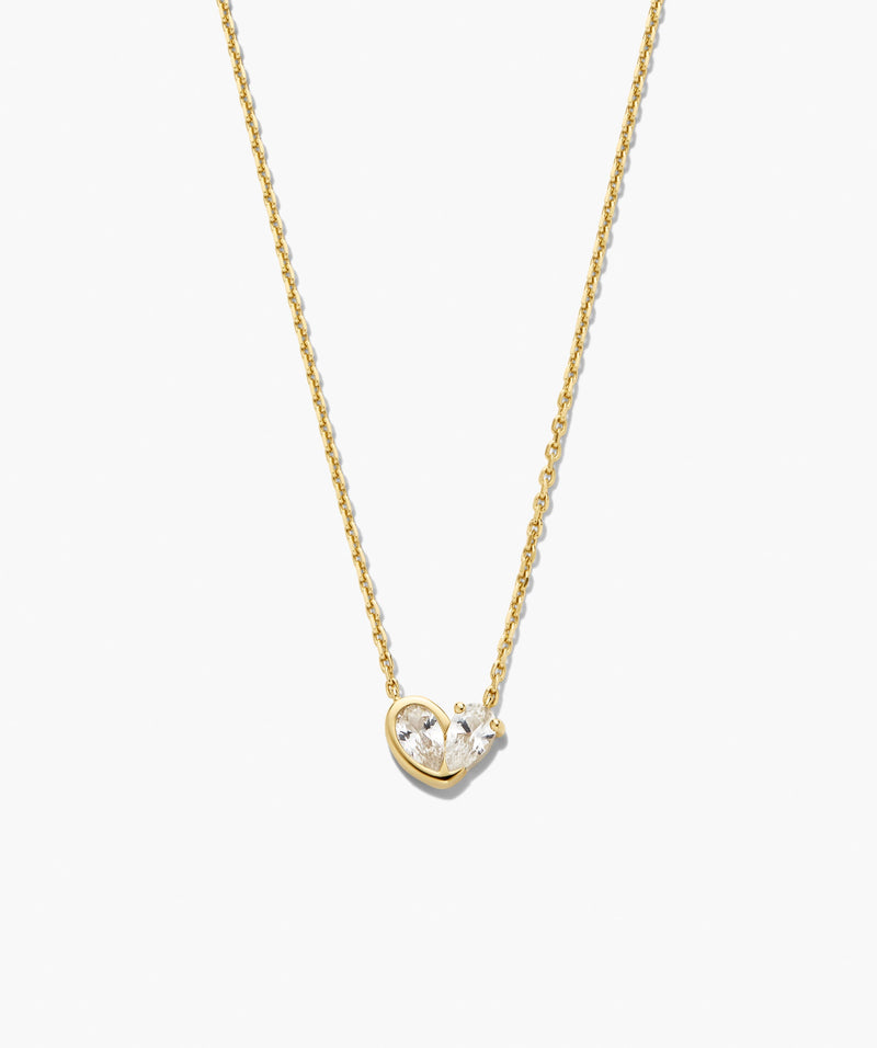 Colar dourado com pingente de coração