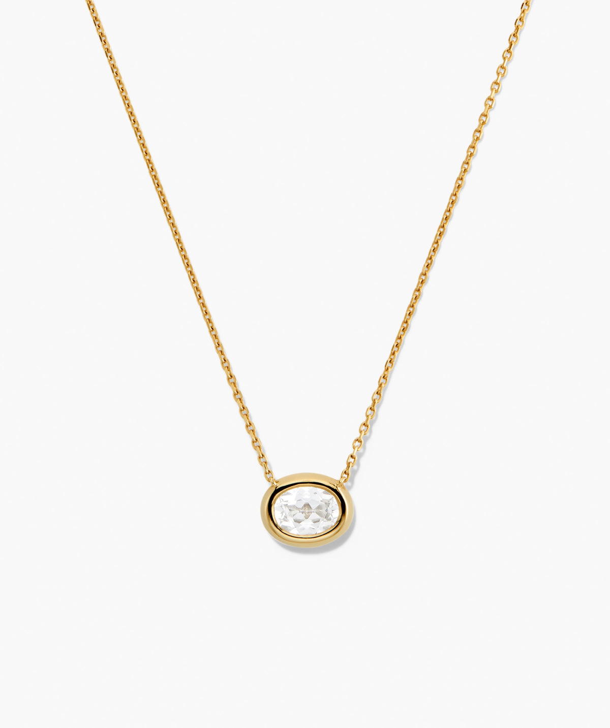 Colar dourado com pingente oval de cristal