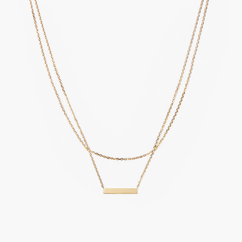Colar dourado em camadas com barra