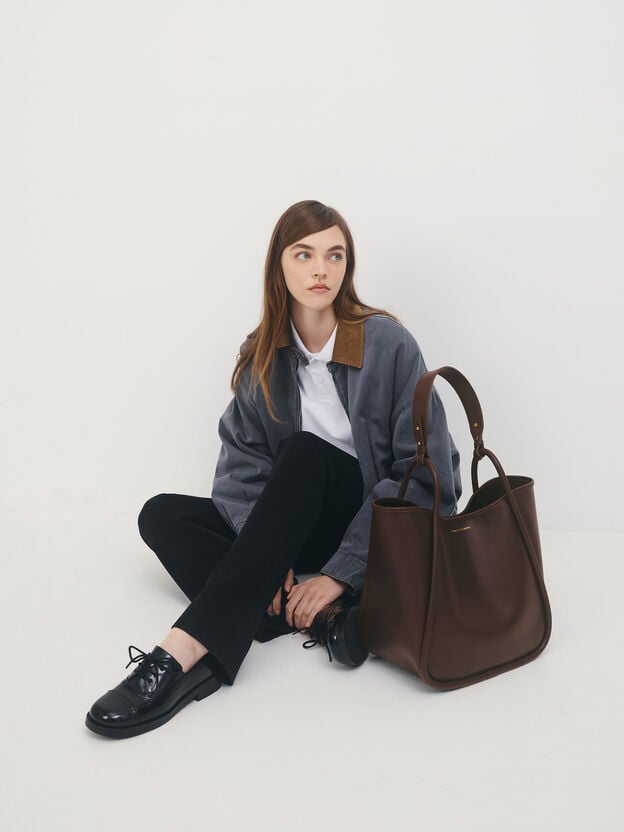Bolsa Tote Slouchy chocolate em uso