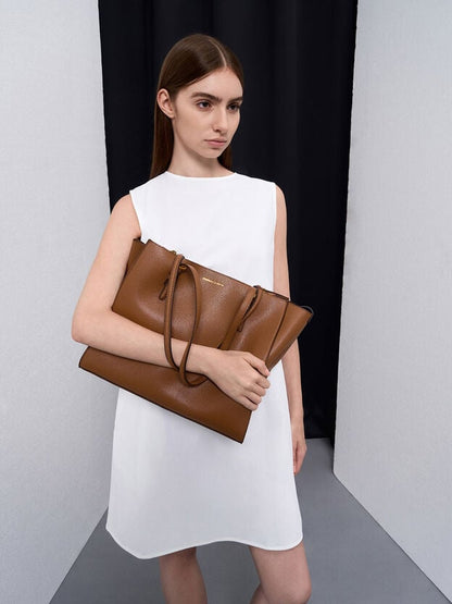 Bolsa Tote Clássica caramelo em uso