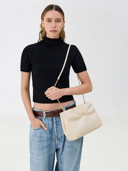 Bolsa de Ombro com Laço off white em uso