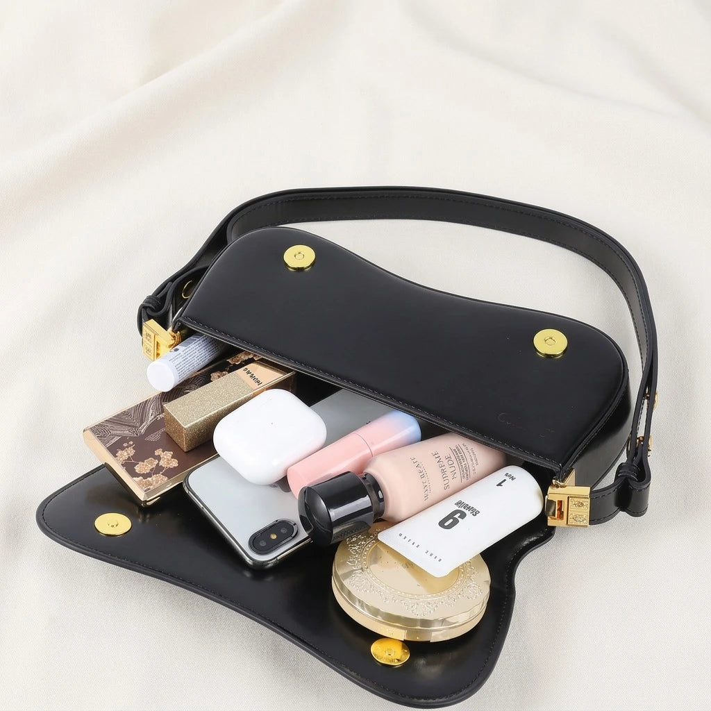 Bolsa de ombro ondulada aberta mostrando o espaco interno