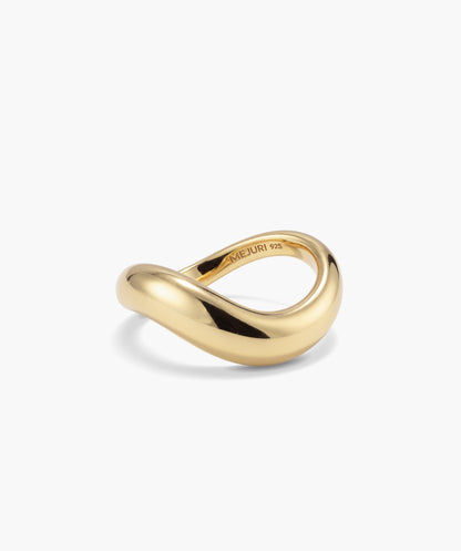 Anel dourado com curvas em formato domo