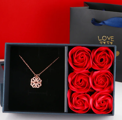 Colar Trevo de Quatro Folhas + Caixa Presente com Rosas (ÚLTIMAS UNIDADES)