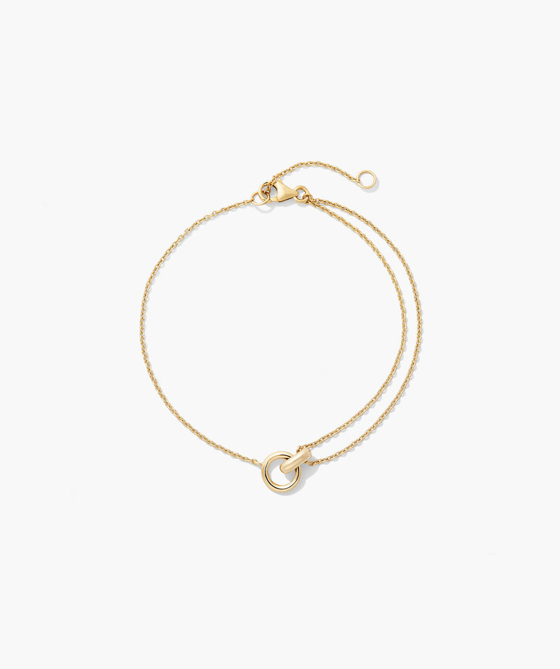 Pulseira dourada com elos entrelaçados