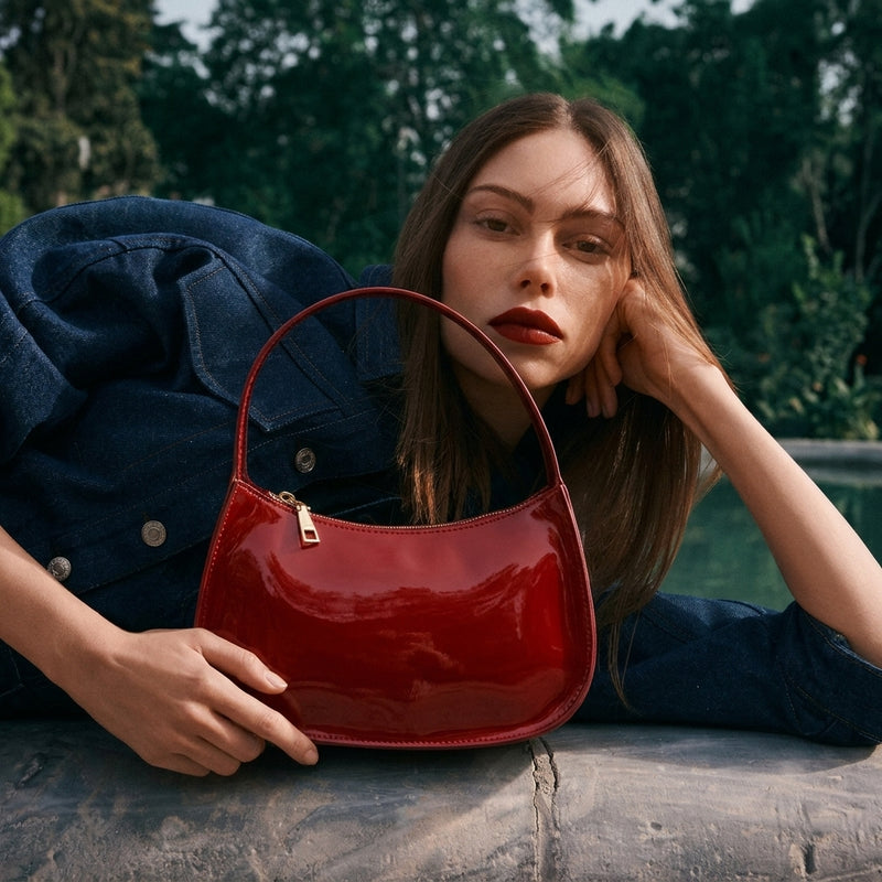 Modelo com a bolsa baguete cherry