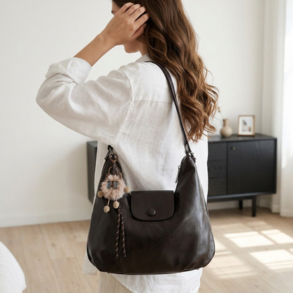 Modelo com a bolsa no ombro