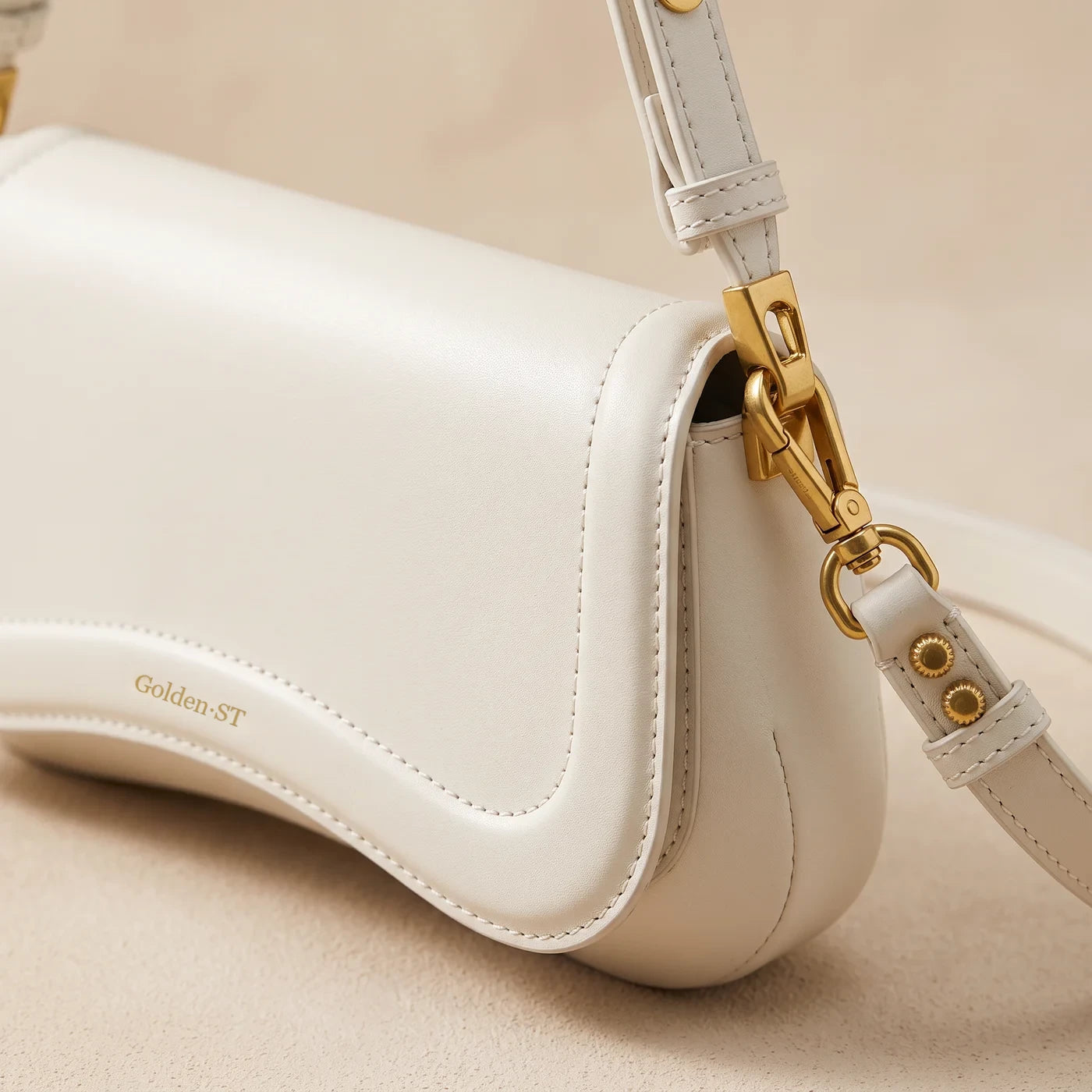 Detalhe da curva ondulada da bolsa branca