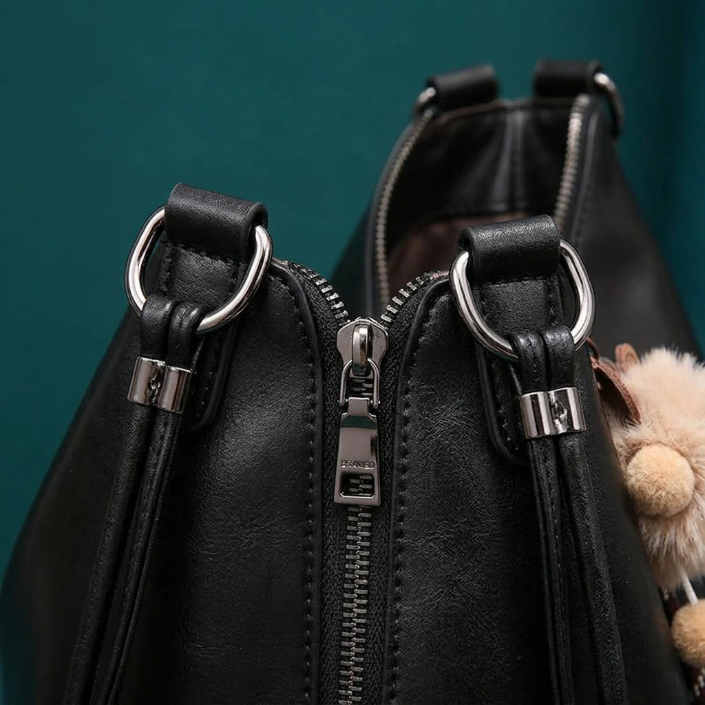 Zíper e argolas de metal da bolsa mochila preta