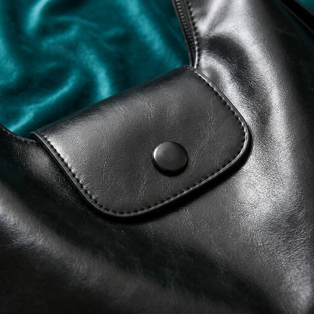 Couro da bolsa mochila preta de perto